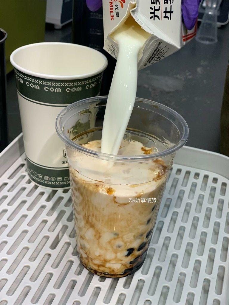 【士林飲料】頃刻間-綠豆沙牛奶專賣｜懷舊像素風裝潢，喝不一樣