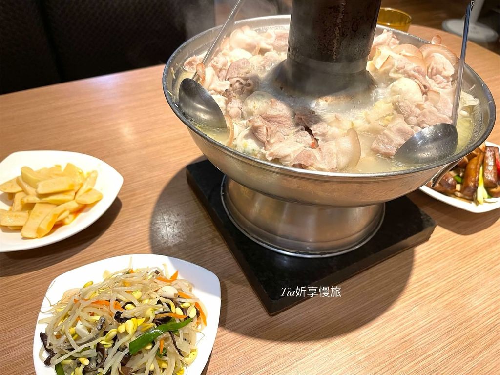 【高雄美食】左營劉家酸白菜火鍋｜推薦2號套餐，捲餅、手工水餃