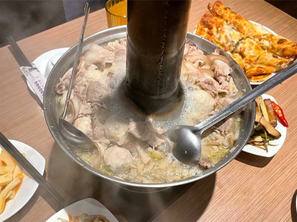 【高雄美食】左營劉家酸白菜火鍋｜推薦2號套餐，捲餅、手工水餃
