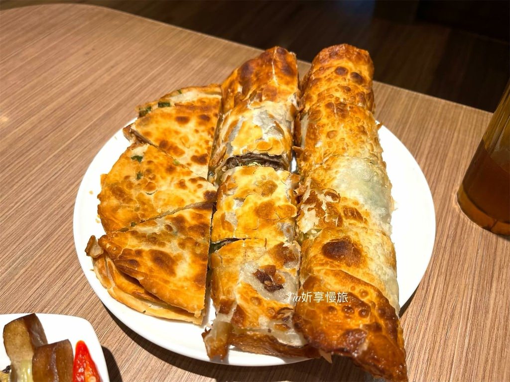 【高雄美食】左營劉家酸白菜火鍋｜推薦2號套餐，捲餅、手工水餃
