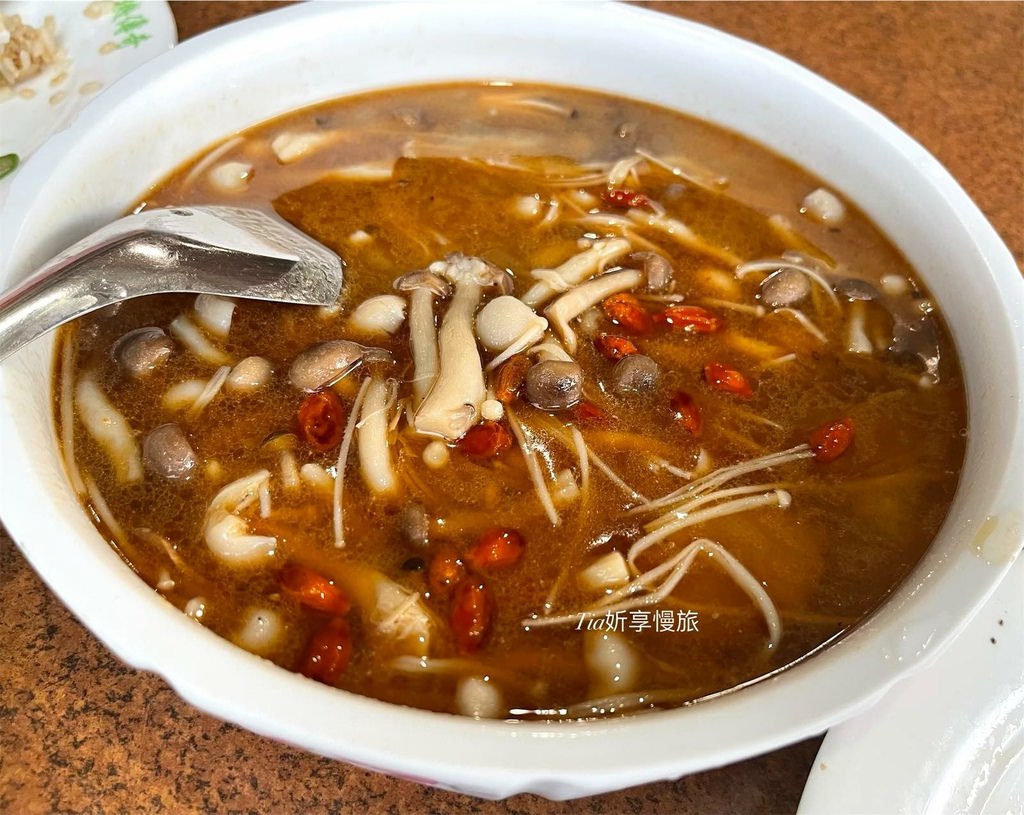 【新北平溪美食】嶺腳小吃｜二訪美味依舊，推薦野薑花煎蛋、自製