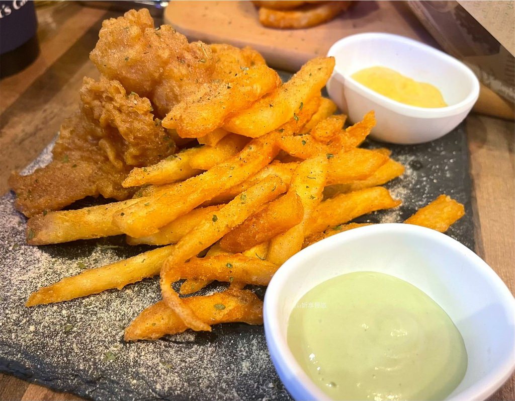 【板橋美食】角落utopia｜適合聚餐的板橋漢堡店，炸牡蠣漢