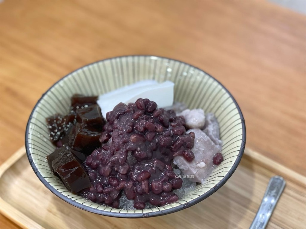 【南港美食】開冰室｜營業到晚上10點半的冰店，配料每樣都推，