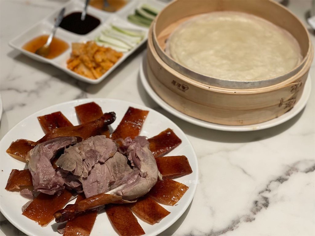 【士林區美食】典華雅聚 | 一鴨二吃，片皮鴨、櫻桃鴨壽司配粵