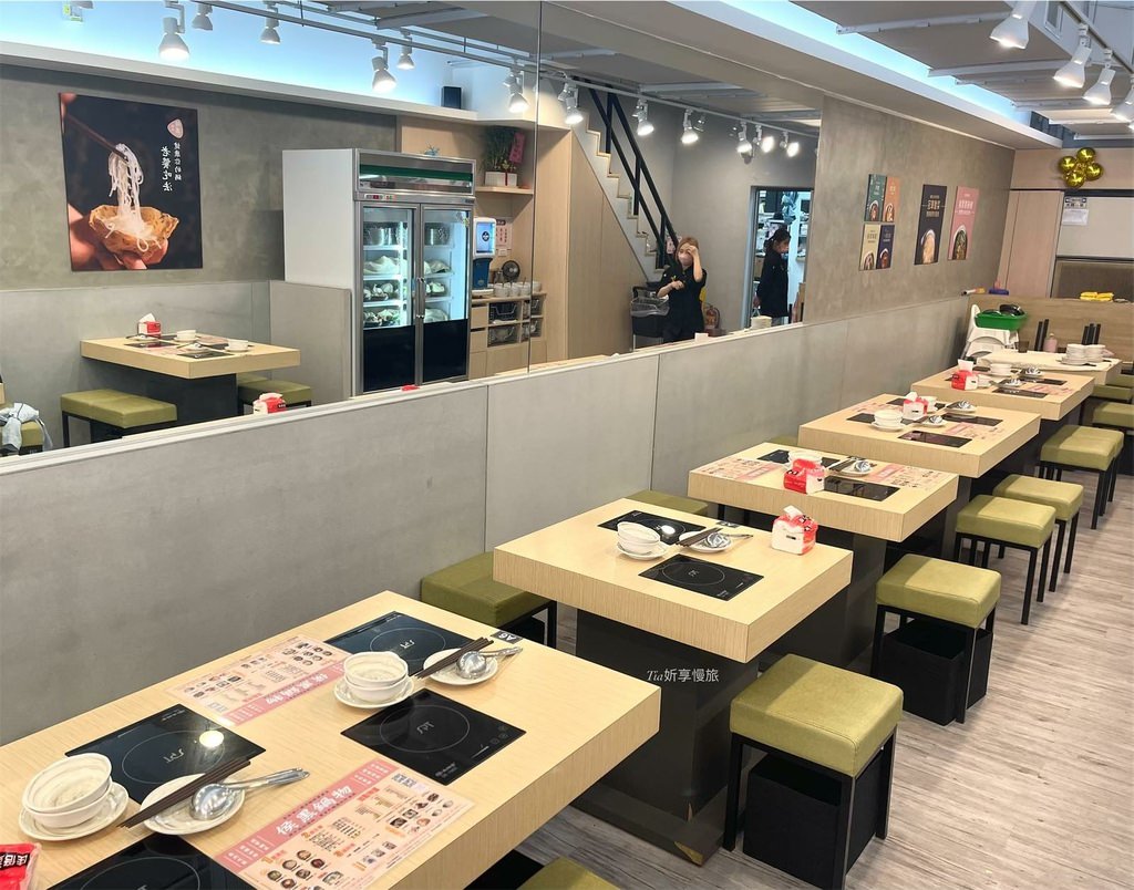 【蘆洲區美食】侯黑鍋物｜六種酸菜湯底主題火鍋店，排骨酥、豆沙