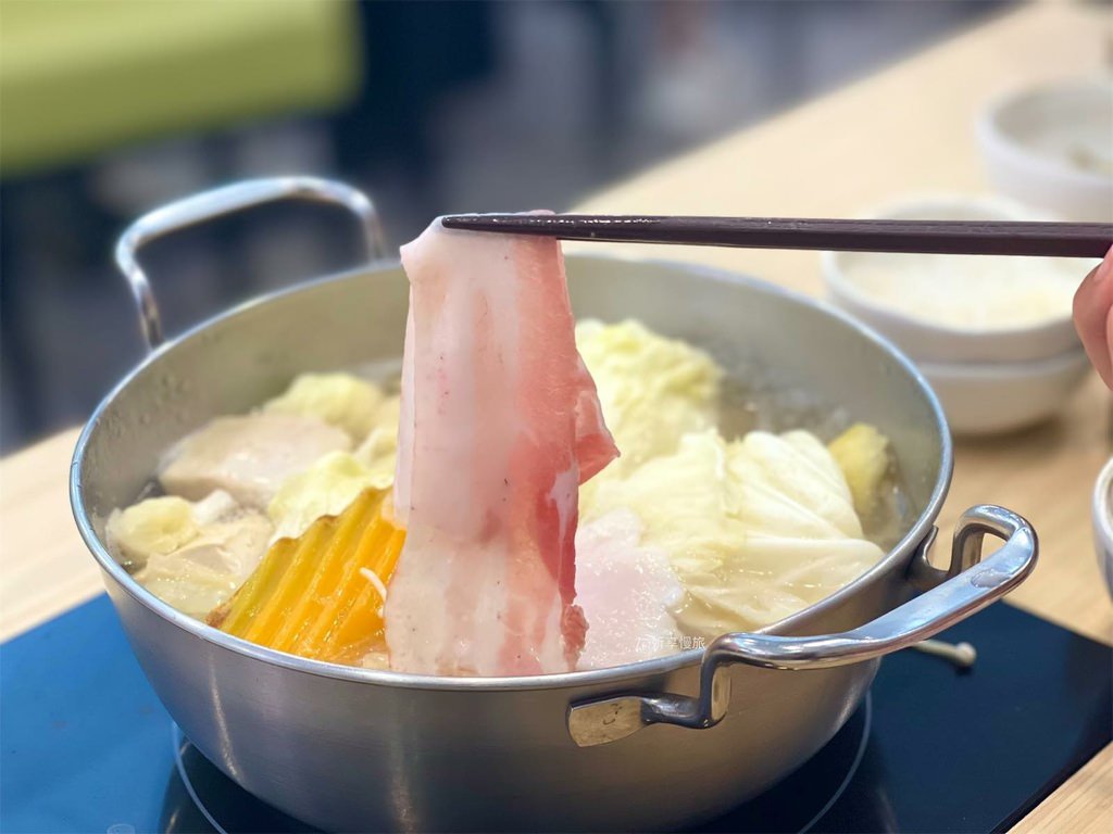 【蘆洲區美食】侯黑鍋物｜六種酸菜湯底主題火鍋店，排骨酥、豆沙