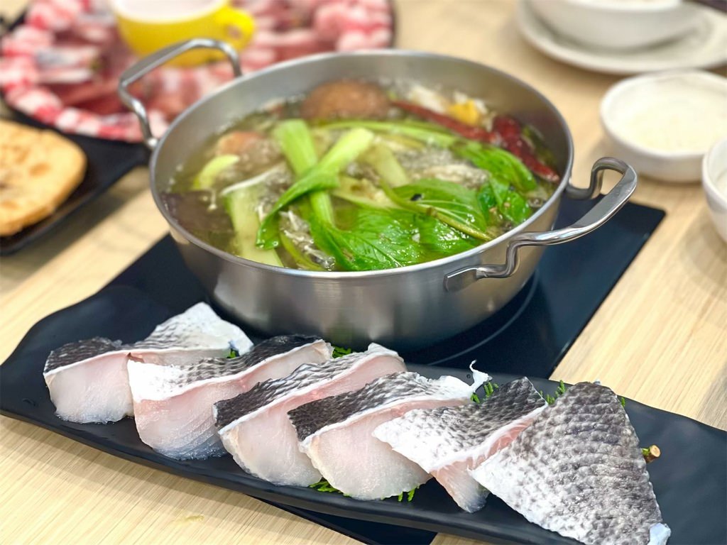 【蘆洲區美食】侯黑鍋物｜六種酸菜湯底主題火鍋店，排骨酥、豆沙