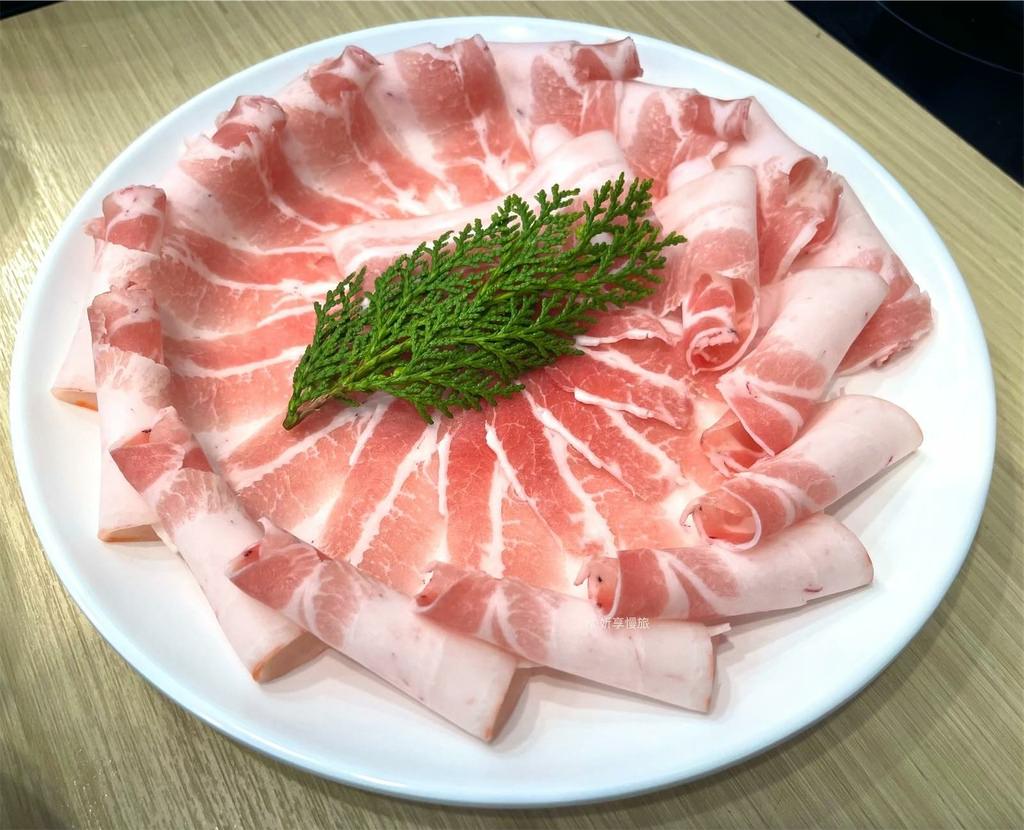 【蘆洲區美食】侯黑鍋物｜六種酸菜湯底主題火鍋店，排骨酥、豆沙