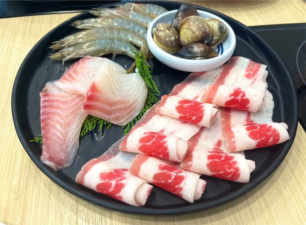 【蘆洲區美食】侯黑鍋物｜六種酸菜湯底主題火鍋店，排骨酥、豆沙