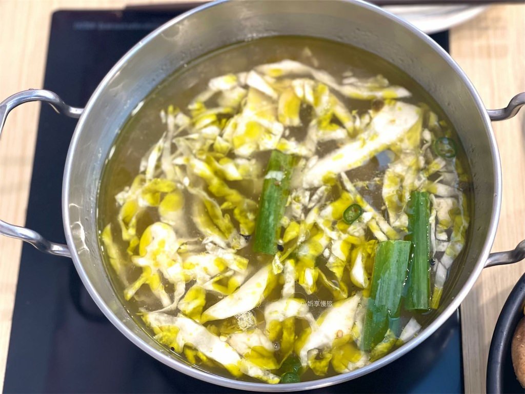 【蘆洲區美食】侯黑鍋物｜六種酸菜湯底主題火鍋店，排骨酥、豆沙