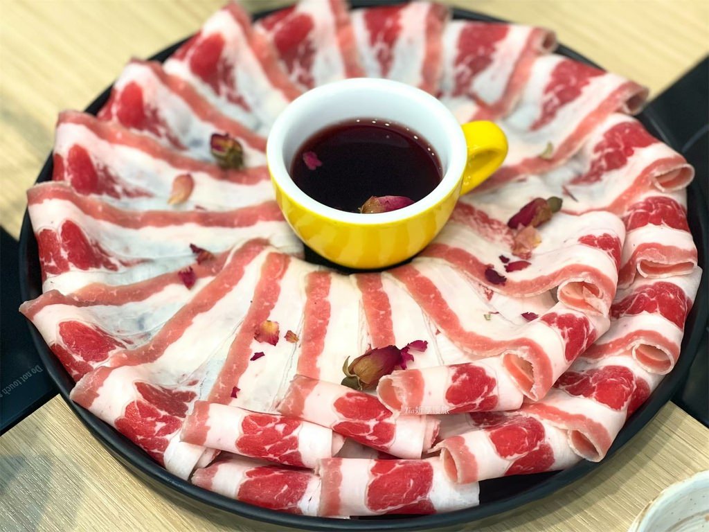 【蘆洲區美食】侯黑鍋物｜六種酸菜湯底主題火鍋店，排骨酥、豆沙