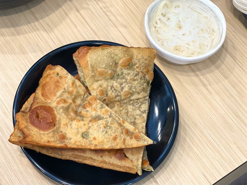 【蘆洲區美食】侯黑鍋物｜六種酸菜湯底主題火鍋店，排骨酥、豆沙