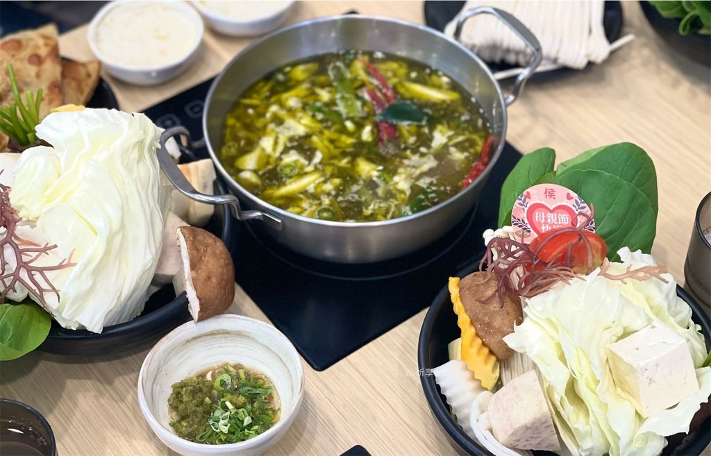 【蘆洲區美食】侯黑鍋物｜六種酸菜湯底主題火鍋店，排骨酥、豆沙