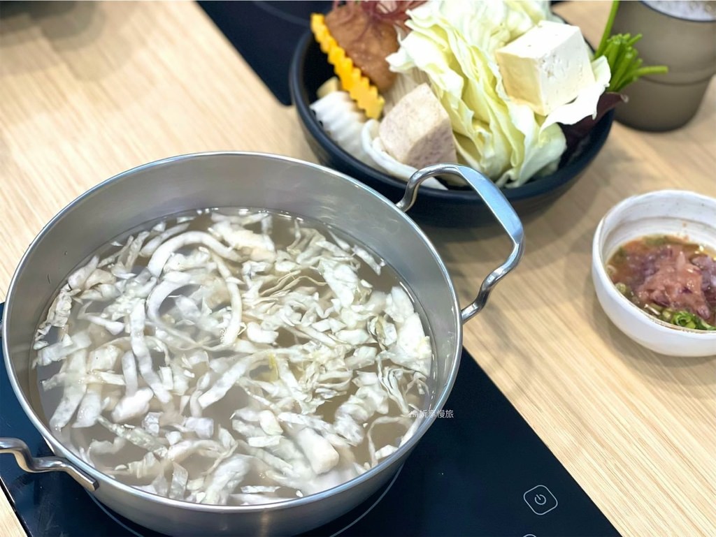 【蘆洲區美食】侯黑鍋物｜六種酸菜湯底主題火鍋店，排骨酥、豆沙