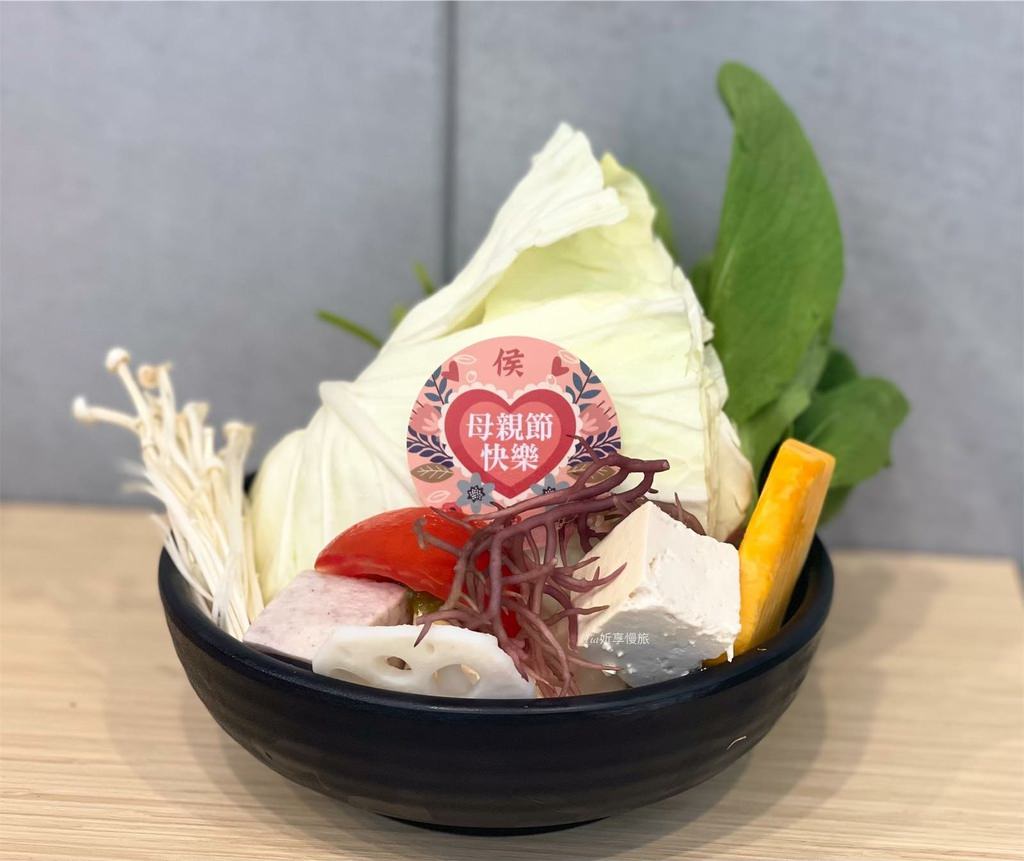 【蘆洲區美食】侯黑鍋物｜六種酸菜湯底主題火鍋店，排骨酥、豆沙