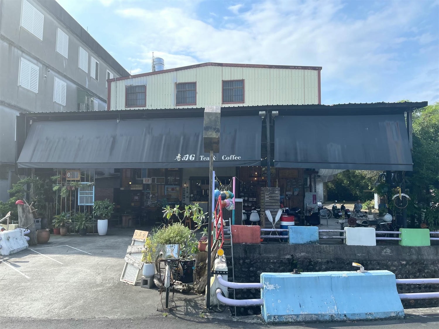 宜蘭冬山戶外咖啡廳|老司G Tea&Coffee景觀玻璃屋親子餐廳低消$100!溜滑梯、盪鞦韆和餵魚都有 - 第2張圖 宜蘭冬山戶外咖啡廳|老司G Tea&Coffee景觀玻璃屋親子餐廳低消$100!溜滑梯、盪鞦韆和餵魚都有
