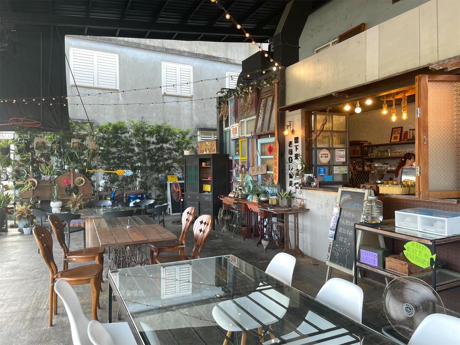 宜蘭冬山戶外咖啡廳|老司G Tea&Coffee景觀玻璃屋親子餐廳低消$100!溜滑梯、盪鞦韆和餵魚都有 - 第7張圖 宜蘭冬山戶外咖啡廳|老司G Tea&Coffee景觀玻璃屋親子餐廳低消$100!溜滑梯、盪鞦韆和餵魚都有