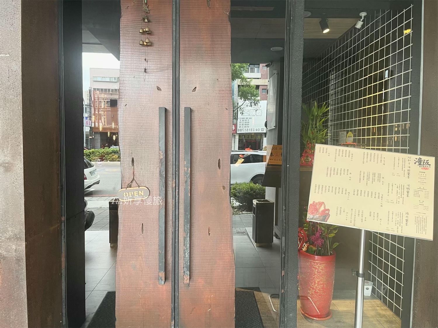 潼阪帝王蟹黑毛牛頂級燒烤|台中文心路美食不限時燒烤,A5和牛、活體泰國蝦、海鮮專人代烤服務一吃上癮! - 第2張圖 潼阪帝王蟹黑毛牛頂級燒烤|台中文心路美食不限時燒烤,A5和牛、活體泰國蝦、海鮮專人代烤服務一吃上癮!