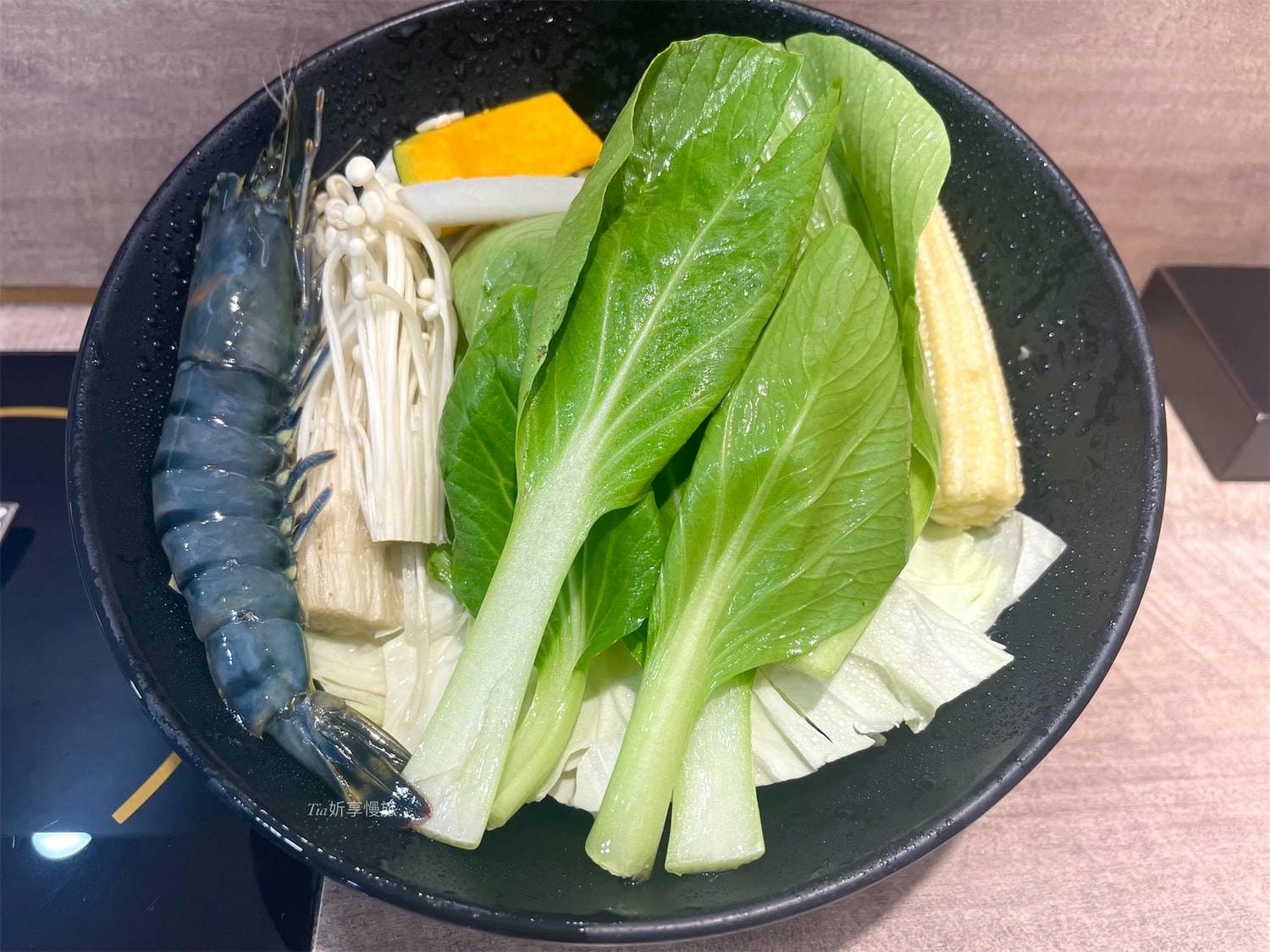 品湯。白色麻辣鍋專賣店|台北大安區小火鍋推薦,一人也能吃港式豬肚煲湯鍋,蔬菜盤還有鮮蝦! - 第5張圖 品湯。白色麻辣鍋專賣店|台北大安區小火鍋推薦,一人也能吃港式豬肚煲湯鍋,蔬菜盤還有鮮蝦!