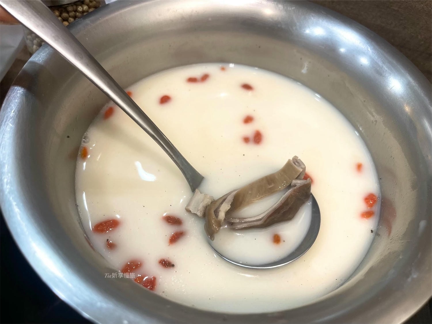 品湯。白色麻辣鍋專賣店|台北大安區小火鍋推薦,一人也能吃港式豬肚煲湯鍋,蔬菜盤還有鮮蝦! - 第4張圖 品湯。白色麻辣鍋專賣店|台北大安區小火鍋推薦,一人也能吃港式豬肚煲湯鍋,蔬菜盤還有鮮蝦!