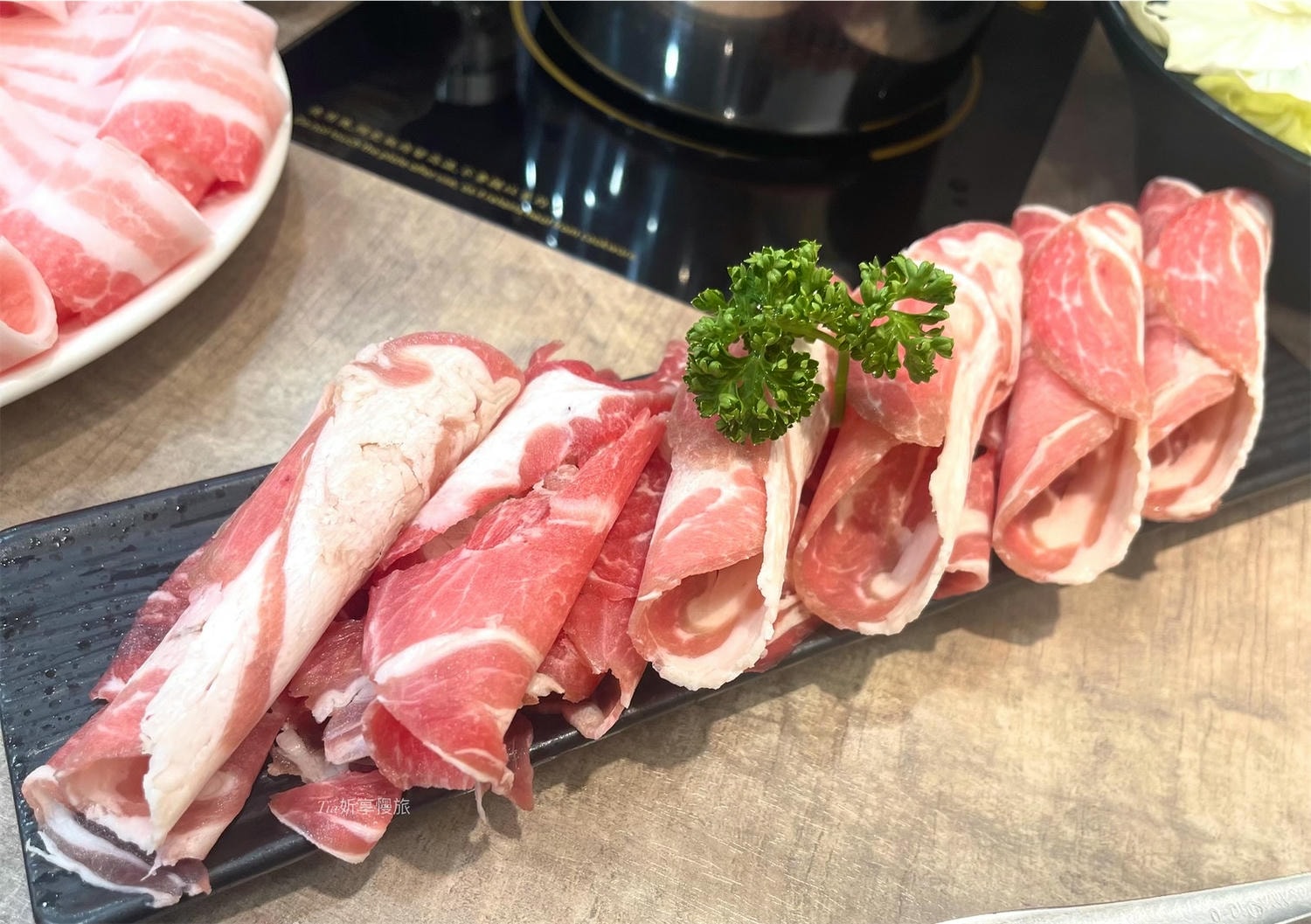 品湯。白色麻辣鍋專賣店｜台北大安區小火鍋推薦，一人也能吃港式豬肚煲湯鍋，蔬菜盤還有鮮蝦！