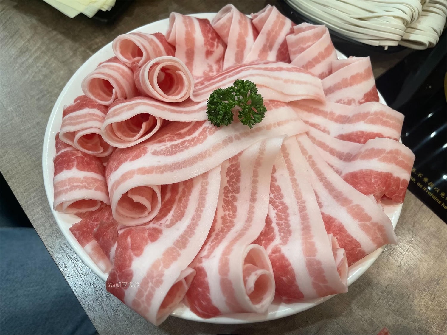 品湯。白色麻辣鍋專賣店|台北大安區小火鍋推薦,一人也能吃港式豬肚煲湯鍋,蔬菜盤還有鮮蝦! - 第6張圖 品湯。白色麻辣鍋專賣店|台北大安區小火鍋推薦,一人也能吃港式豬肚煲湯鍋,蔬菜盤還有鮮蝦!