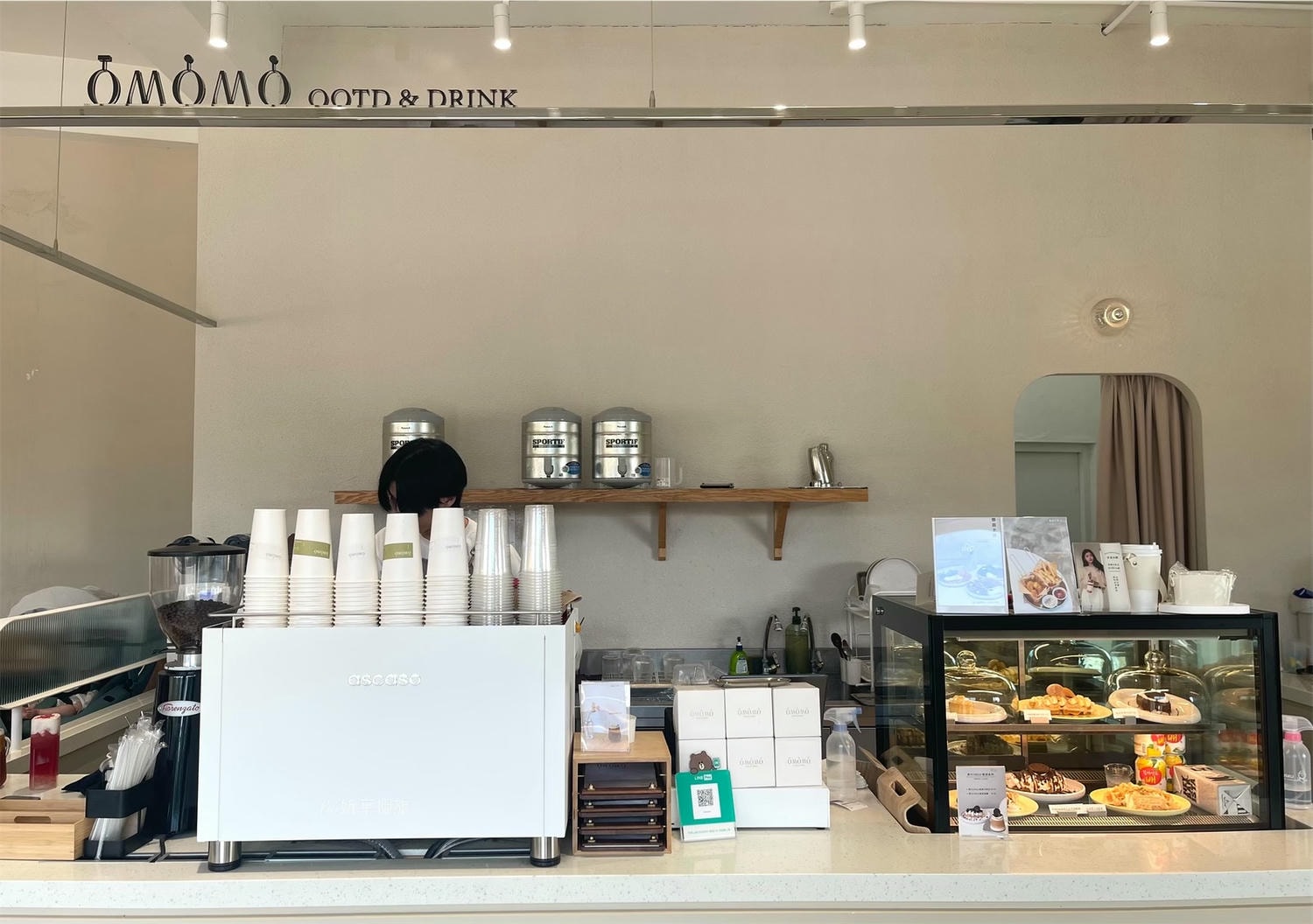 OMOMO 韓系飲品咖啡廳|台中韓系飲品咖啡廳,純白空間吃美味可頌鬆餅,有飾品店和手作教室 - 第4張圖 OMOMO 韓系飲品咖啡廳|台中韓系飲品咖啡廳,純白空間吃美味可頌鬆餅,有飾品店和手作教室
