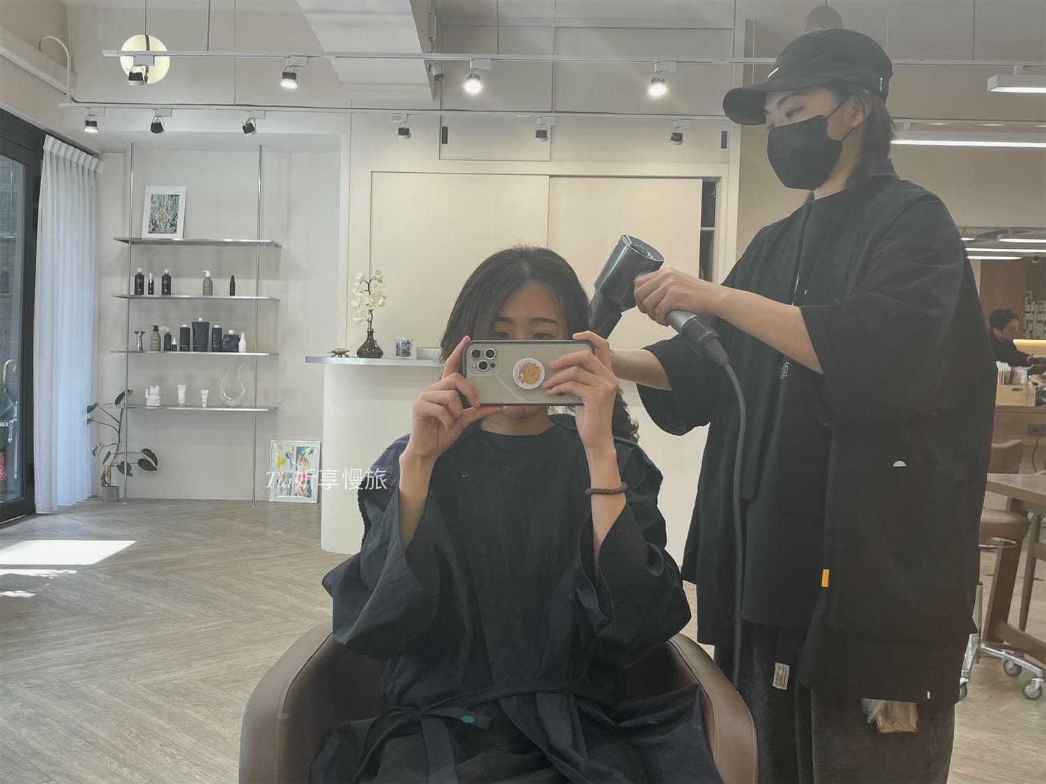蘊 YUN SALON 中山店|中山護髮髮廊推薦,寬敞落地窗空間黑曜光護髮(含價格) - 第11張圖 蘊 YUN SALON 中山店|中山護髮髮廊推薦,寬敞落地窗空間黑曜光護髮(含價格)