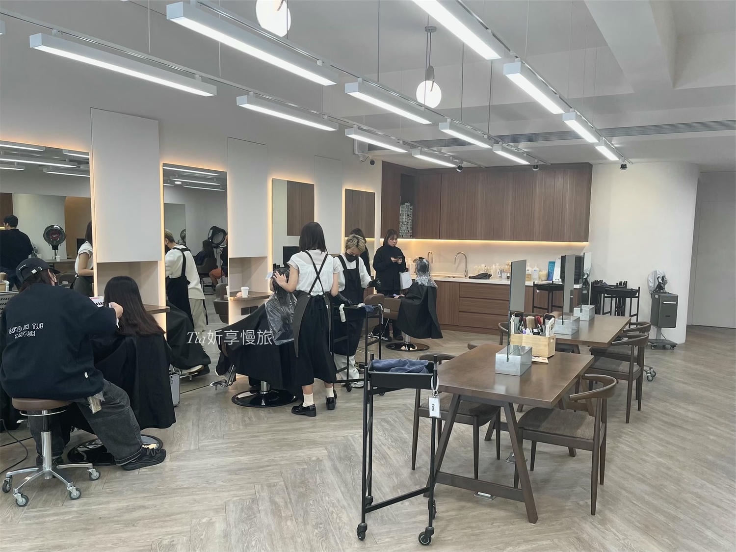 蘊 YUN SALON 中山店|中山護髮髮廊推薦,寬敞落地窗空間黑曜光護髮(含價格) - 第4張圖 蘊 YUN SALON 中山店|中山護髮髮廊推薦,寬敞落地窗空間黑曜光護髮(含價格)