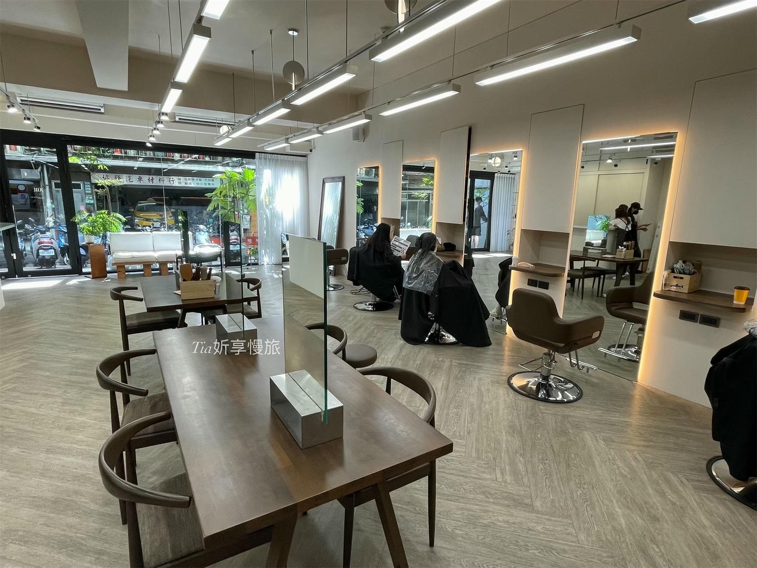 蘊 YUN SALON 中山店|中山護髮髮廊推薦,寬敞落地窗空間黑曜光護髮(含價格) - 第3張圖 蘊 YUN SALON 中山店|中山護髮髮廊推薦,寬敞落地窗空間黑曜光護髮(含價格)