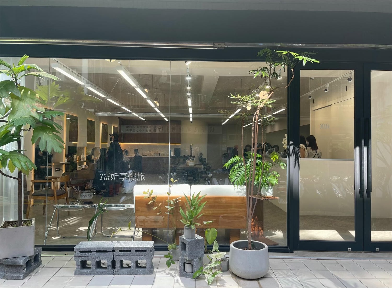 蘊 YUN SALON 中山店|中山護髮髮廊推薦,寬敞落地窗空間黑曜光護髮(含價格) - 第2張圖 蘊 YUN SALON 中山店|中山護髮髮廊推薦,寬敞落地窗空間黑曜光護髮(含價格)