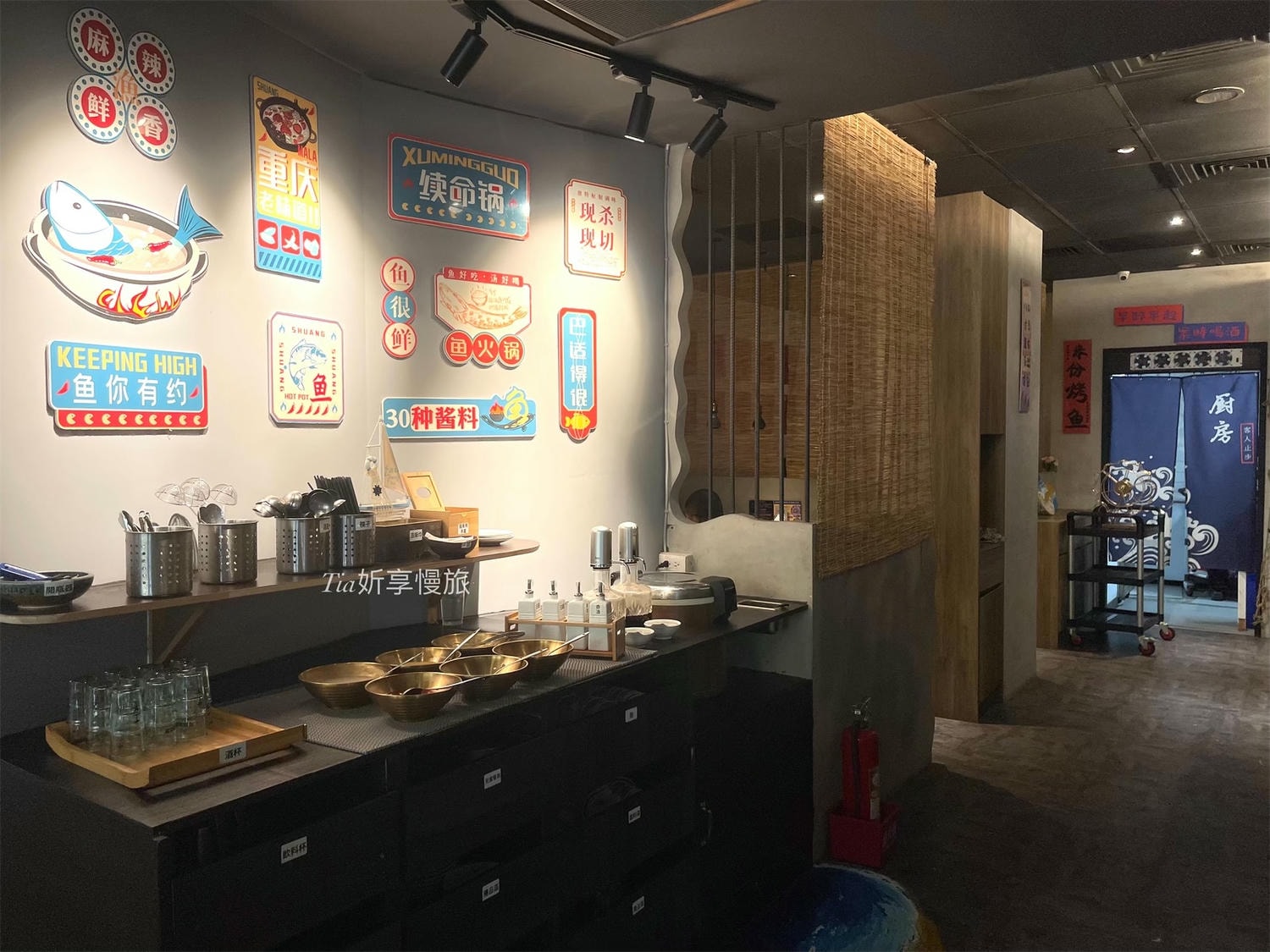 謀魚蝦也蠔南港店｜台北南港浮誇系美食餐廳，生蠔比手大！水煮魚火山龍骨深夜美食，壽星送生魚片摩天輪（評價/菜單）
