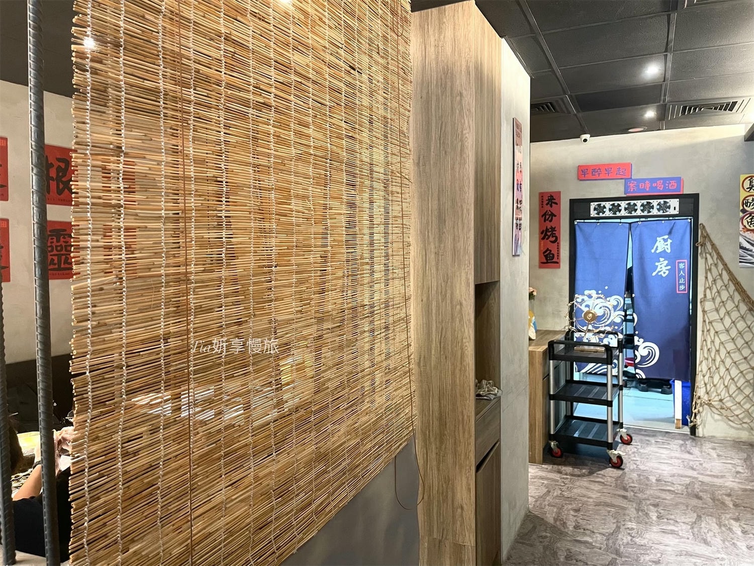 謀魚蝦也蠔南港店｜台北南港浮誇系美食餐廳，生蠔比手大！水煮魚火山龍骨深夜美食，壽星送生魚片摩天輪（評價/菜單）