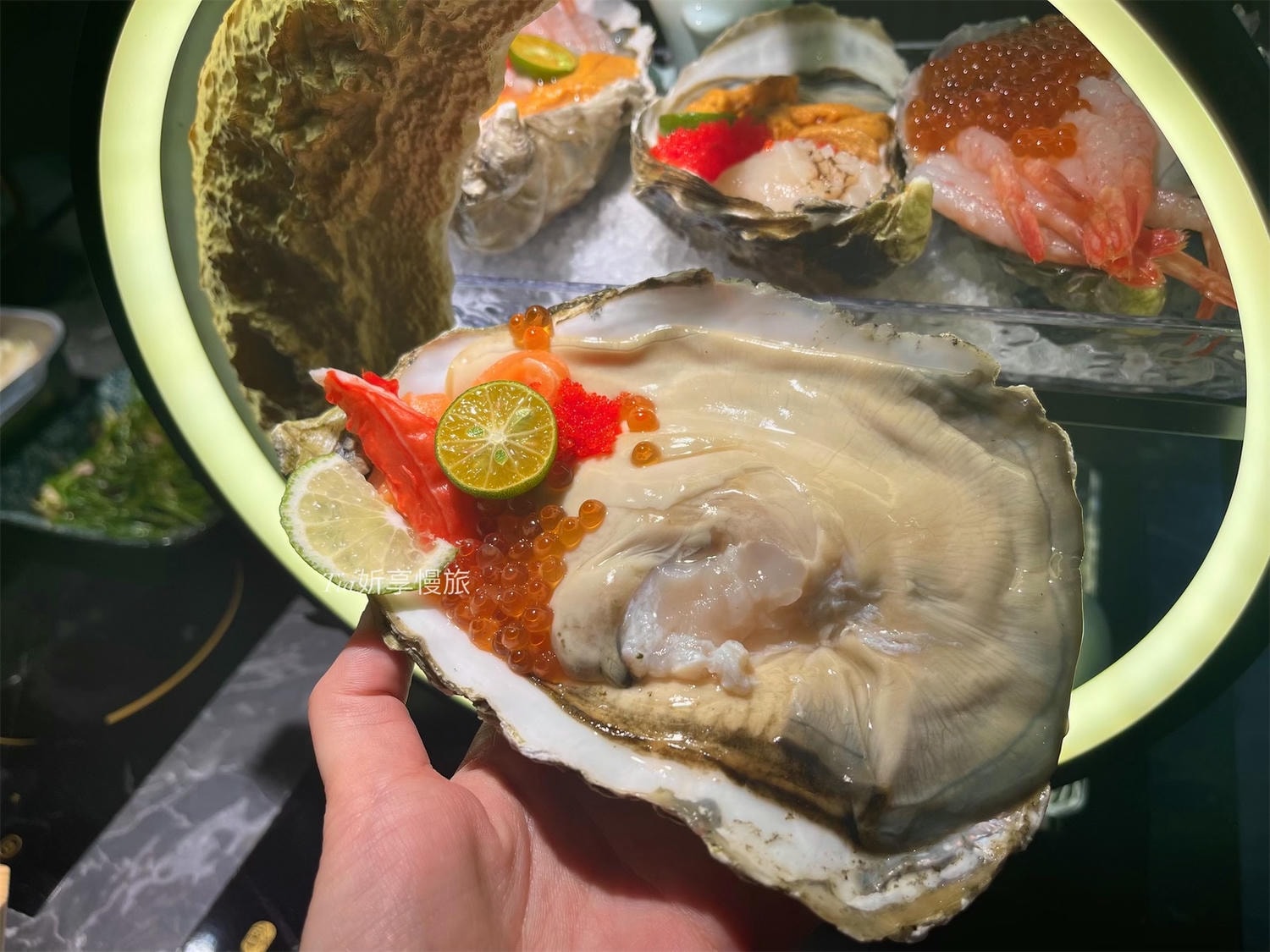 謀魚蝦也蠔南港店｜台北南港浮誇系美食餐廳，生蠔比手大！水煮魚火山龍骨深夜美食，壽星送生魚片摩天輪（評價/菜單）