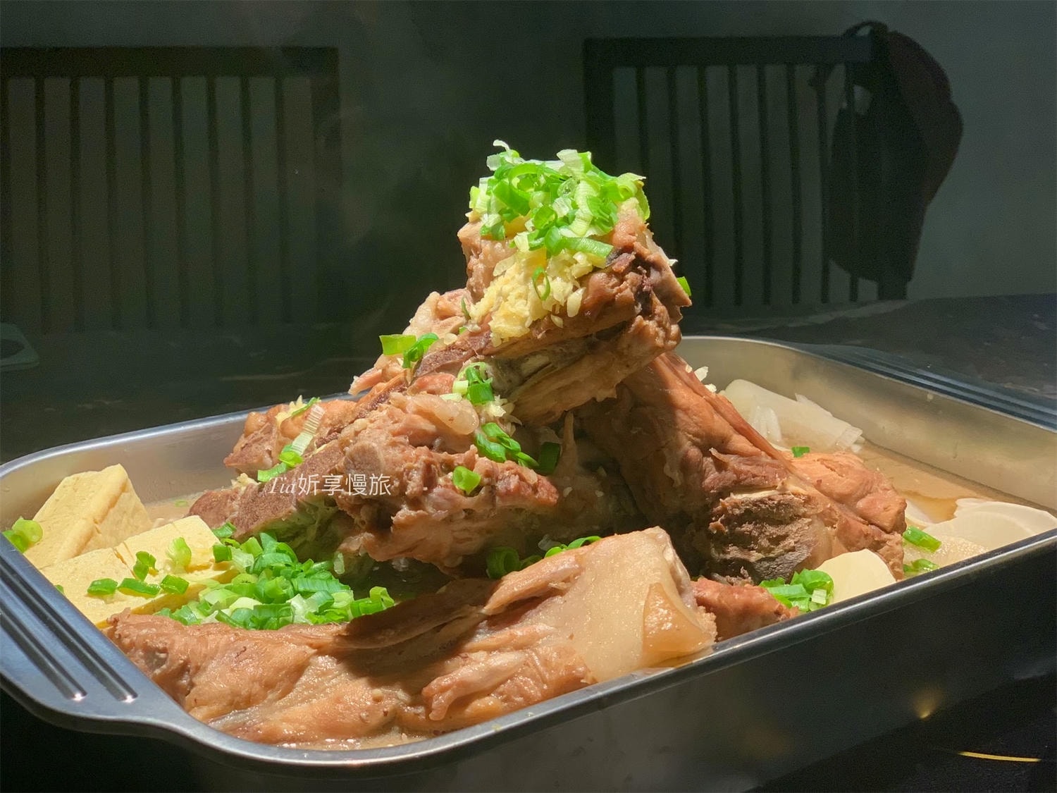 謀魚蝦也蠔南港店｜台北南港浮誇系美食餐廳，生蠔比手大！水煮魚火山龍骨深夜美食，壽星送生魚片摩天輪（評價/菜單）