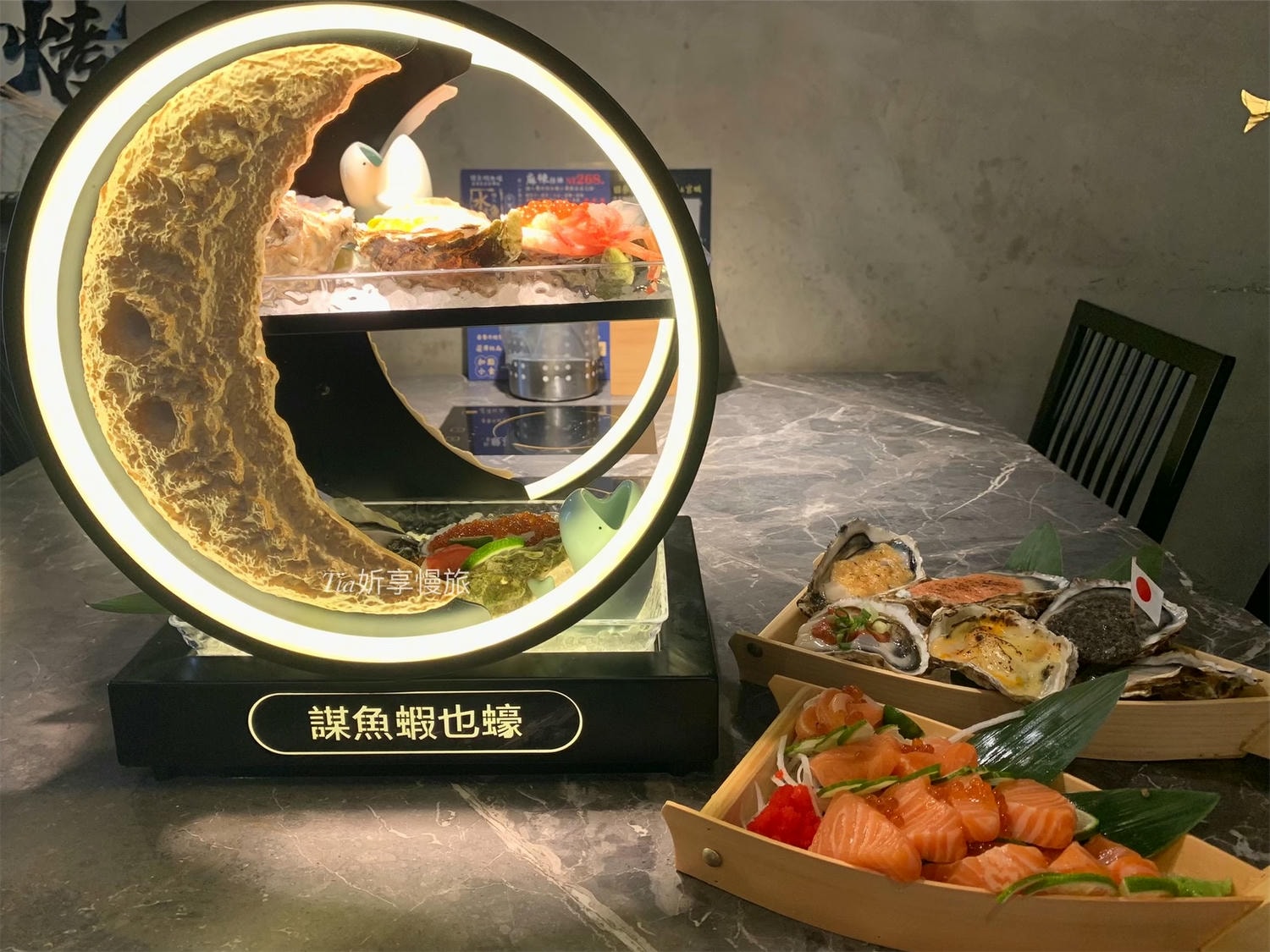謀魚蝦也蠔南港店｜台北南港浮誇系美食餐廳，生蠔比手大！水煮魚火山龍骨深夜美食，壽星送生魚片摩天輪（評價/菜單）