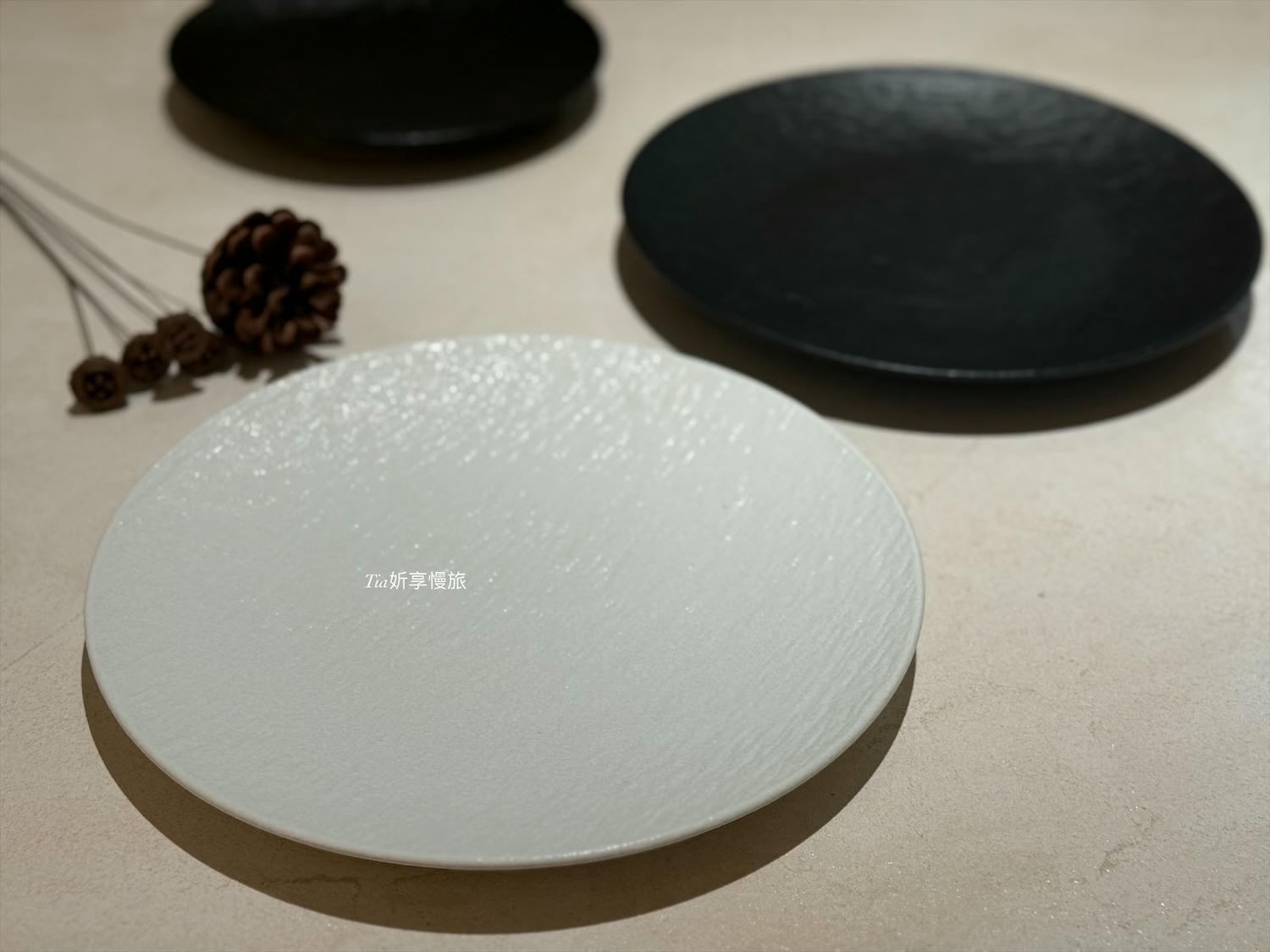 餐盤推薦|好搭家居Homatch 石紋陶瓷圓盤開箱,料理優雅升級 - 第2張圖 餐盤推薦|好搭家居Homatch 石紋陶瓷圓盤開箱,料理優雅升級