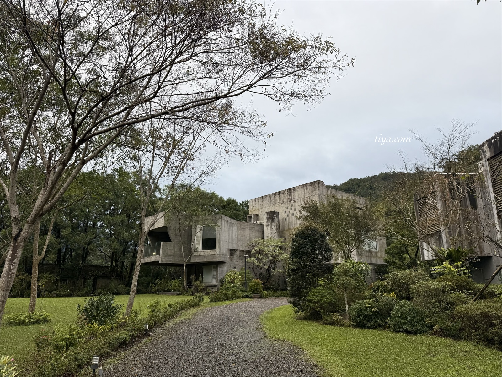宜蘭寵物友善民宿｜有朋會館，會呼吸的清水模綠建築，鄰近三層坪、望龍埤