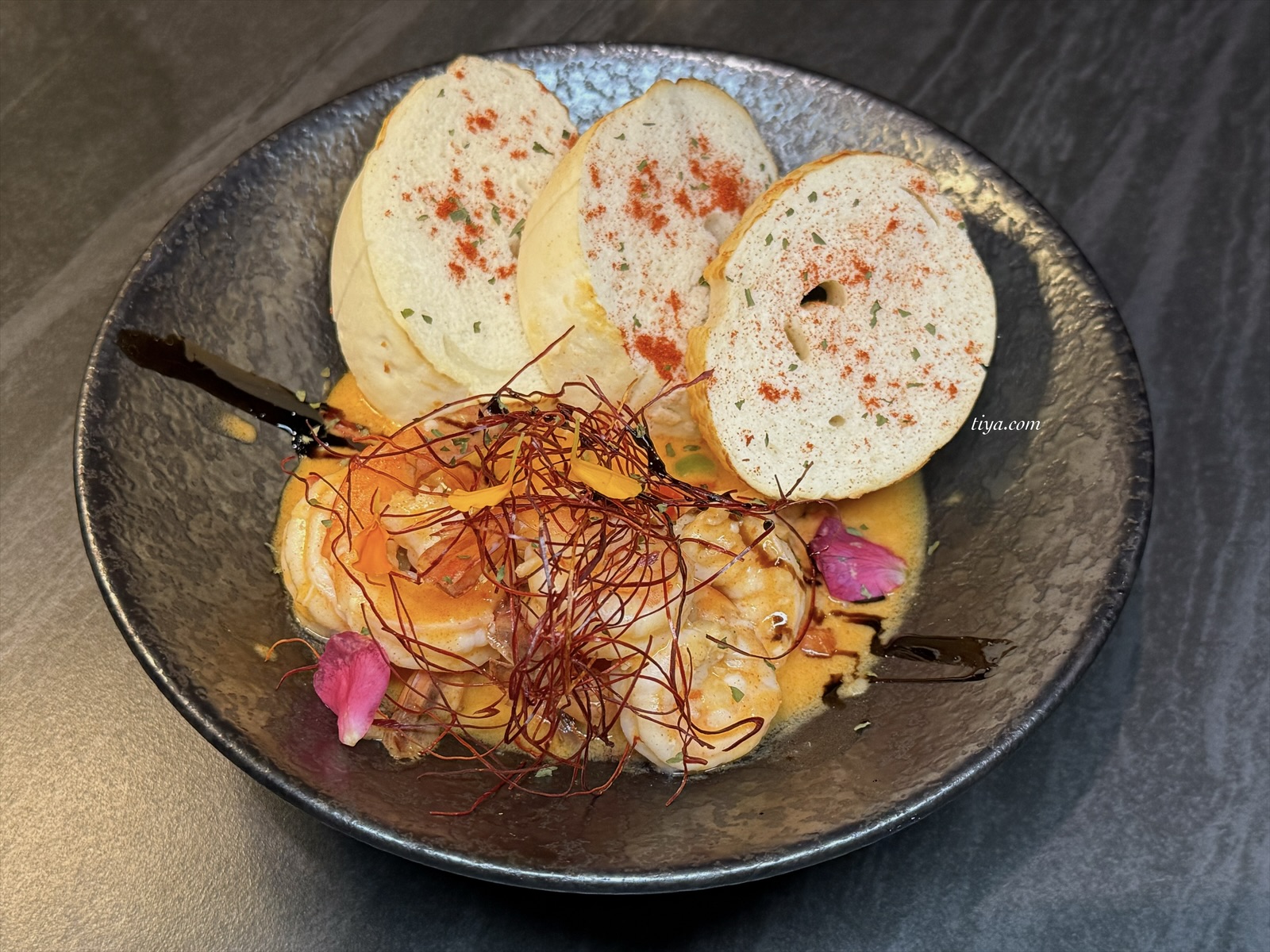 四月餐酒館Fuzzy April|台北市民大道餐酒館推薦,特色調酒與創意料理一次滿足 - 第3張圖 四月餐酒館Fuzzy April|台北市民大道餐酒館推薦,特色調酒與創意料理一次滿足